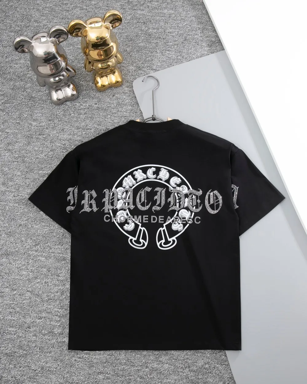 P190 CHROME HEARTS hot-drilled short-sleeved T-shirt. The front and rear panels are marked with high-end hot-drilled flower craftsmanship. The fabric is comfortable and soft, and the high-end washing water is used. The ribs are customized and dyed in the same cylinder. Three standards are complete, the official website is synchronized, and the original mold is opened. The same style for men and women. It is also a practical item that is necessary for daily use. Color: Black White Pink Size: S M L XL